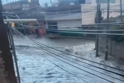 Fuerte lluvia provoca inundación en la colonia Xonaca