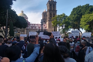 Miembros del Ayuntamiento de Puebla exigen frente a Palacio Municipal la liberación de 20 compañeros detenidos