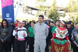 Ayuntamiento de Puebla presenta medalla y playera de la carrera contigo mujer