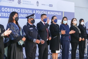 Entrega Ayuntamiento de san Andrés Cholula uniformes donados por gobierno del estado a policías municipales