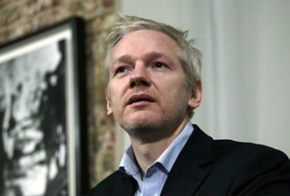 Assange pasa su primera noche detenido