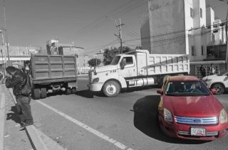 Transportistas de carga bloquean periférico ecológico; acusan extorsión por parte de la SSC
