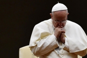 Mientras continúa su recuperación el Papa Francisco reza en el hospital