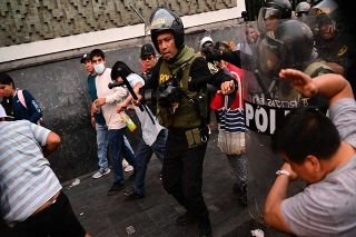 Aumenta a 15 las muertes en protestas de Perú