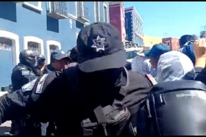 ¡Indignante! Policía de la SSP agrede a mujer fotoperiodista durante marcha