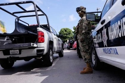 Arma escándalo en un bar, choca borracho y huye: suspenden a subdirector de Policía en Cancún