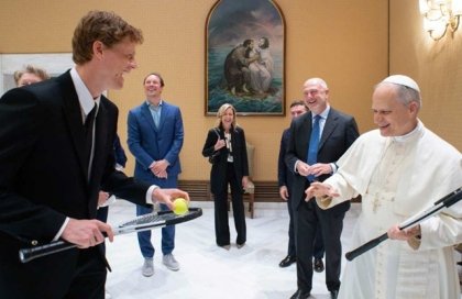 León XIV recibe a Jannik Sinner en el Vaticano y bromean con jugar tenis