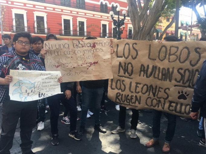 Claman justicia universitarios en Puebla.