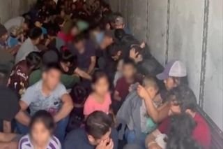 INM rescata 257 migrantes que viajaban en un tractocamión, en Chihuahua