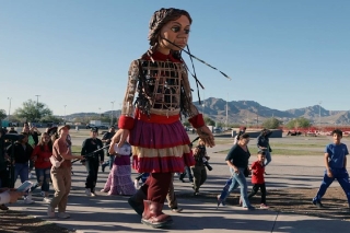 Marioneta gigante de la pequeña Amal recorre frontera entre México y EU; esto busca