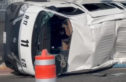 Imprudencia al volante provoca volcadura de combi en la 23 Poniente y múltiples heridos