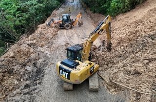 Módulos de maquinaria rehabilitan carreteras y caminos en la Sierra Norte