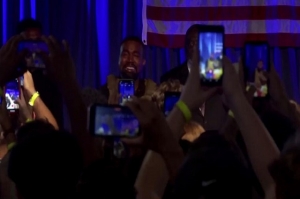 Kanye West rompe en llanto al recordar su pasado en primer acto de campaña