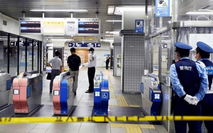 Terrible ataque con cuchillo en tren de Tokio deja al menos 10 heridos