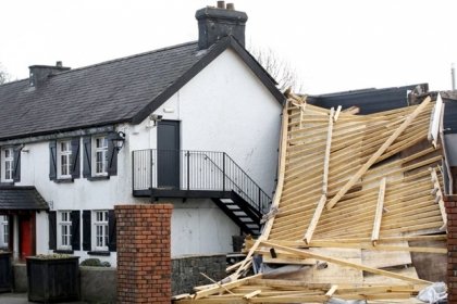 ¡A oscuras! Tormenta Eowyn deja a un millón de hogares sin luz en Irlanda y Escocia