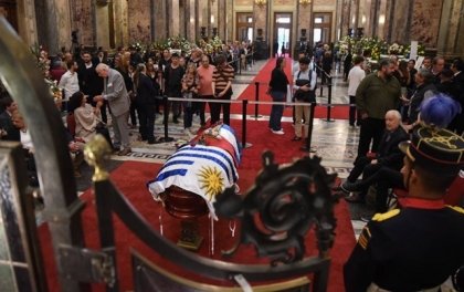 Capilla ardiente de Mujica abre al público; permanecerá hasta el jueves