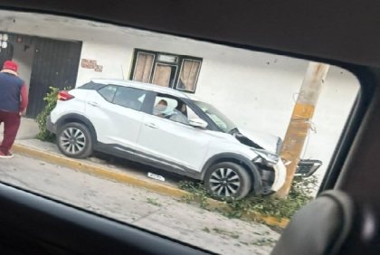 Auto se impacta contra un poste en San Jerónimo Caleras