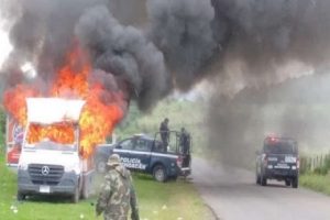 Docentes de la CNTE bloquea carreteras y quema camiones en Michoacán, aseguran que no les han pagado