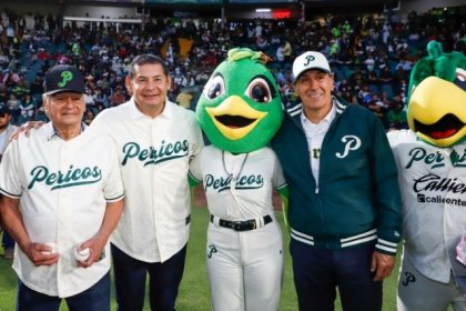 En compañía de su papá, el Gobernador Armenta acude a inicio de temporada de Pericos