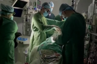 Guerra en Ucrania: médicos operan del corazón a niño y se va la luz a media cirugía