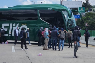 Cerca de 150 normalistas de Ayotzinapa cierran el Parador del Marqués en ambos sentidos