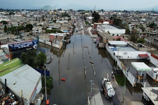 Vecinos bloquean carretera por inundaciones en Chalco