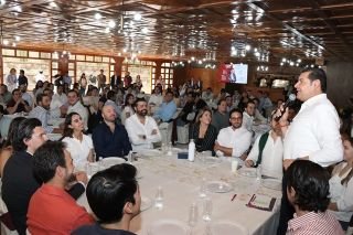 Dialoga Armenta con jóvenes empresarios poblanos sobre el futuro de Puebla 