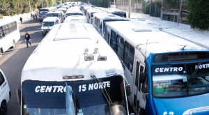 Cumplen su paro los transportistas; ignoran amenazas del gobierno interino