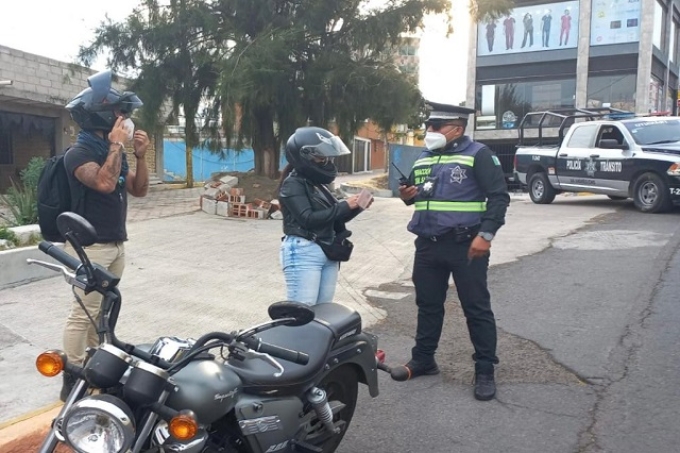 Intensifica policía de San Andrés Cholula labores de revisión a conductores de motocicletas