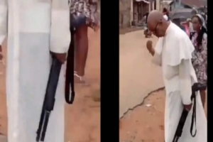 Sacerdote oficia misa armado con escopeta en Nigeria
