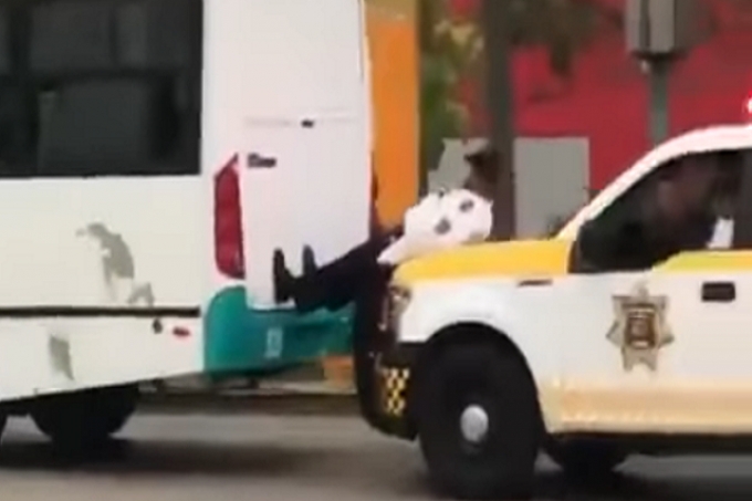 Alucinante!!! policía empuja camión con sus piernas (Video)