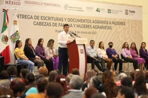 Gobierno estatal y municipal de Puebla entregan a mujeres 610 escrituras