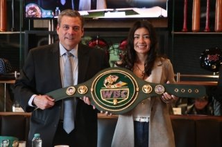 Gaby “La Bonita&quot; Sánchez recibe cinturón conmemorativo del CMB; tendrá revancha ante Tamara de Marco
