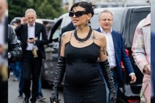 Cazzu impacta en calles de París y presume su pancita de embarazo