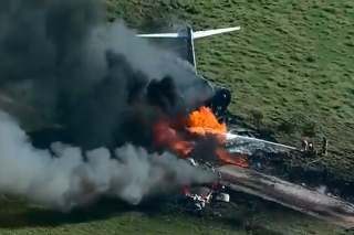 En Texas se estrella e incendia avión con 21 personas a bordo