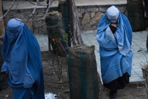 Con permiso de los talibanes, algunas ONG reanudan actividades con mujeres en el sector salud de Afganistán