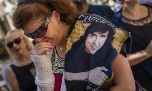 Fans y amigos dan el último adiós a Camilo Sesto en España