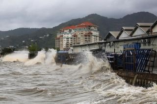 Destrozos y 5 muertos por huracán Beryl que se degradó a categoría 4; se acerca a México