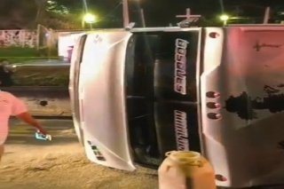 Volcadura de transporte público en Amalucan deja varios lesionados