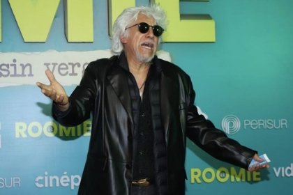 ¿Broma de mal gusto? “Pocholo” finge infarto en plena obra de teatro; en redes lo critican