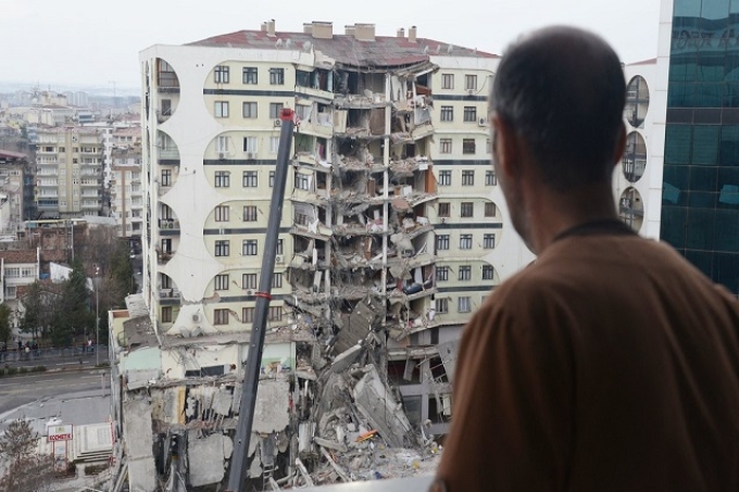 Van más de 50 réplicas del terremoto en Turquía, la mayor, de magnitud 7.5