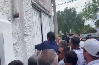 Profesores de educación física toman las oficinas de la CORDE, piden la destitución del director Omar Efrén