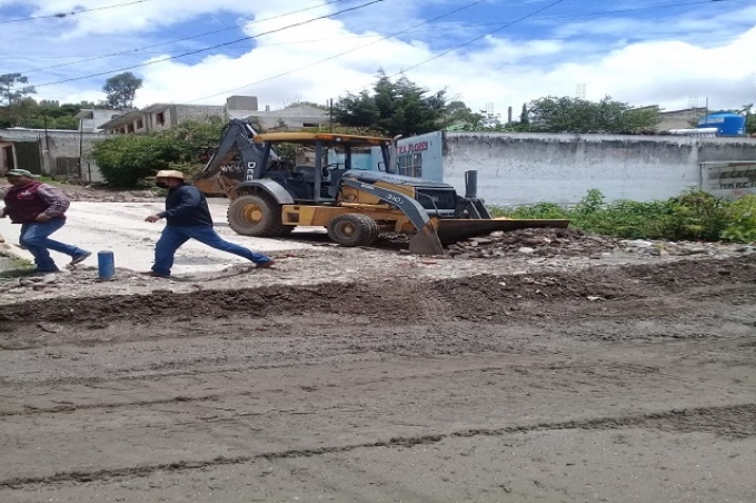 Segom coordina limpieza de escombro en Azumiatla para evitar riesgos por lluvia