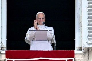 Papa León XIV cumple 70 años de edad; fieles lo felicitan