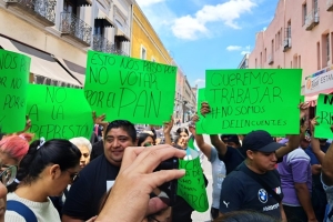 Por medio de agresiones físicas y verbales Cruz Lepe arremete contra vendedores ambulantes del Centro Histórico