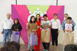 Entregó MariElise Budib chamarras y tenis a niñas y niños del Centro de Día