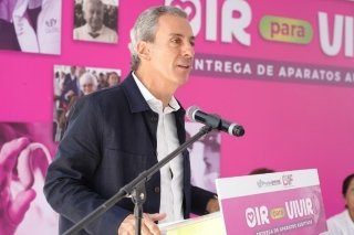 Entregan Pepe Chedraui y MariElise Budib aparatos auditivos a personas con discapacidad