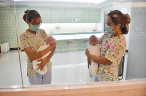 COVID-19: crean en Tailandia diminutos protectores faciales para bebés