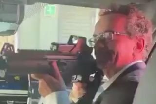 Embajador de Reino Unido en México, destituido tras video con un rifle