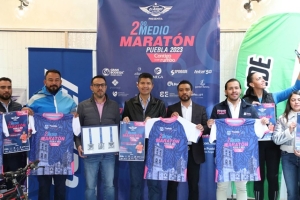 Presenta Ayuntamiento de Puebla playera y medalla del medio maratón 